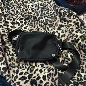 lululemon black belt bag L